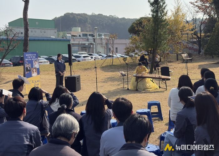 화성시립양감작은도서관이 31일 기업 근로자를 위한 찾아가는 문화공연을 운영하고 있다
