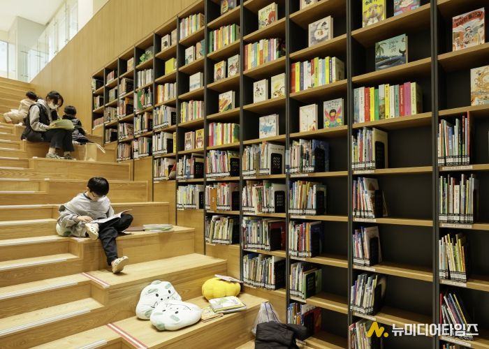 시민들이 화성동탄중앙도서관을 이용하고 있다