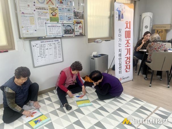 충주시보건소, 봉방동 우리동네 치매검진날 운영(주민들을 대상으로 치매 관련 검진 및 상담이 이뤄지고 있다)