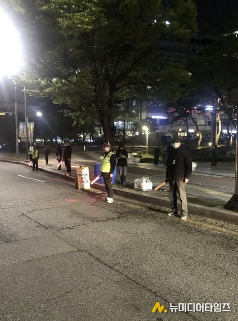 성남 판교 유스페이스 인근에서 관외택시 불법 영업 합동단속 중인 모습