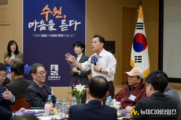 이재준 시장이 행궁동 새빛만남에서 이야기를 하고 있다.