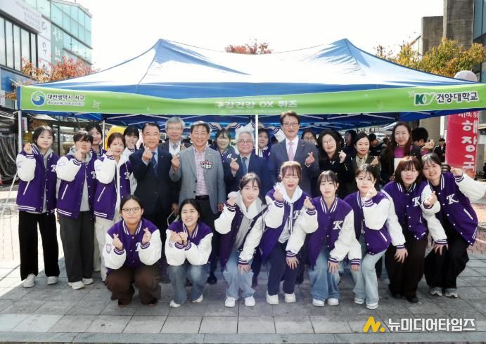 서철모 서구청장이 마치광장에서 열린 어울림한마당 행사장을 둘러보고 있다