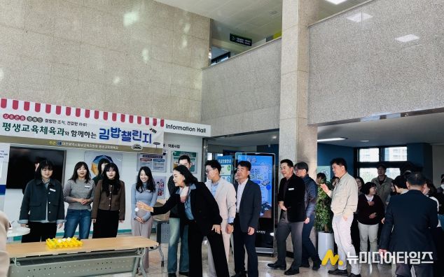 청렴행사에 참여하여 탁구공을 던지는 동부교육지원청 양수조 교육장