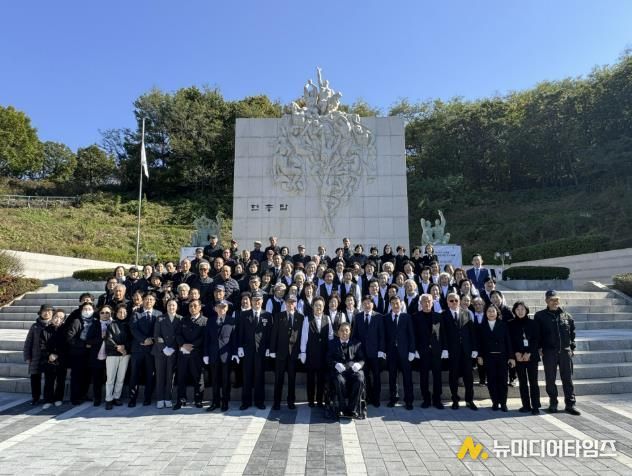 추모제에 참석한 부천시 보훈단체장이 기념 촬영을 하고 있다.