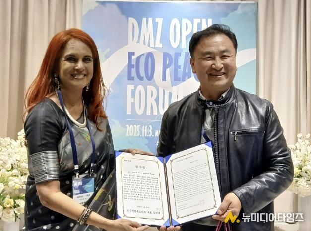 파주시민네트워크 이성수 운영위원이 나야르 작가에게 감사장을 수여하고 있다