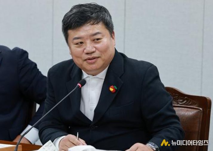 정영균 의원 의회운영위원회에서 질의 모습