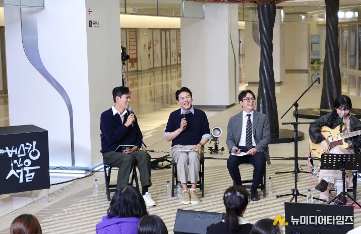 김길영 위원장과 이상욱 부위원장이 시민들과 생생하고 즐거운 소통을 하고 있다