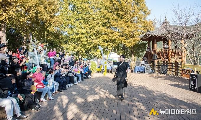 부산 금정구, '신선과 이색 나들이'로 회동호 가을빛 축제 열어