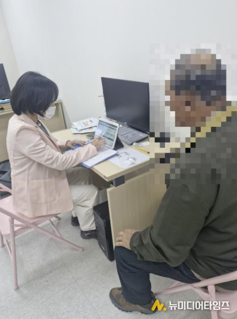 안산시 단원보건소 관계자가 4일 대부동 지역 주민을 대상으로 치매 선별검사를 진행하고 있다.