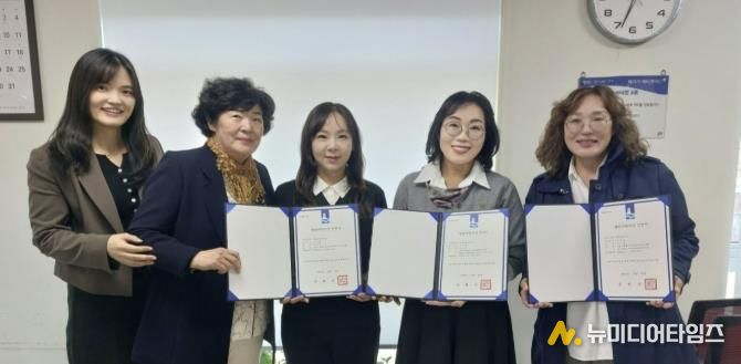 수원시 팔달구, 관내 어린이집 4개소에 '열린어린이집 재선정 지정서' 전달