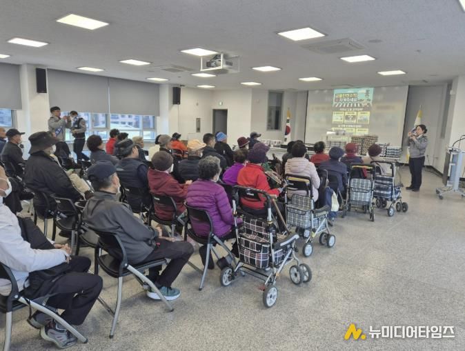 여주시 오학동 지역사회보장협의체, '오학, 나눔을 잇다' 행사에서 여주경찰서 교통과와 함께 교통안전수칙 교육 실시