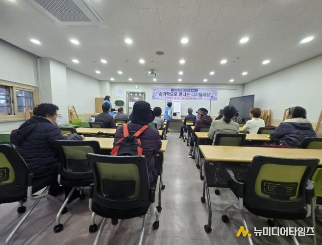 광주시, 어르신 대상 ‘손가락으로 바꾸는 디지털 세상’ 교육 운영