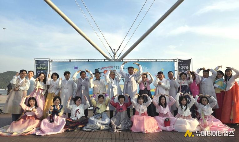 부림시장 한복, 국화축제장서 꽃피다