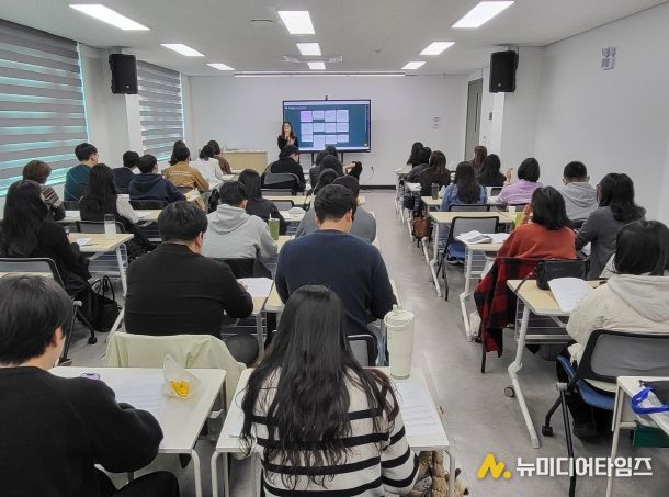화성특례시가 4일 신규 복지업무 담당 공직자를 대상으로 역량 강화 교육을 하고 있다.