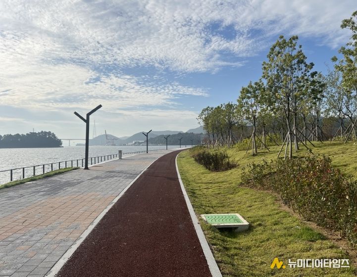 해양신도시 상부산책로, 에메랄드 그린웨이 맨발걷기, 웰컴스퀘어 광장