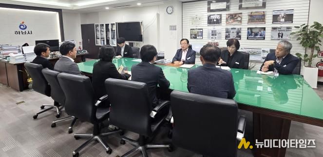 하남시의회 의장단과 상임위원장단은 11월 5일 이현재 하남시장실을 방문해 문화 예산 삭감 발언에 대한 유감의 뜻을 표명하고, 내년 예산 심사를 앞두고 하남발전을 위한 협치 의지를 재확인했다. (사진_하남시의회 제공)
