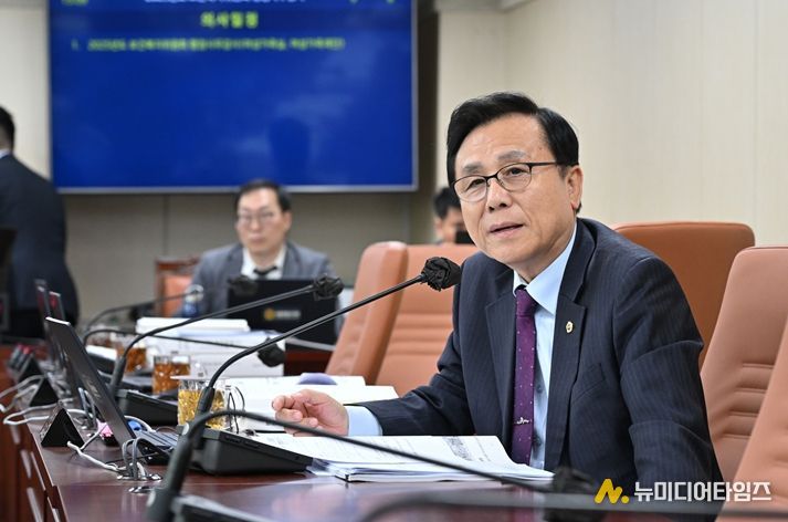 강석주 시의원이 여성가족실 행정사무감사에서 질의를 하고 있다.