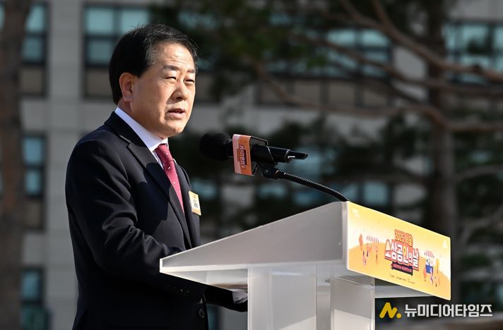 지난 11월 5일 서울광장에서 열린 ‘2025 서울시 소상공인의 날 기념행사’에 참석한 김용호 서울시의원이 축사를 하고 있다.