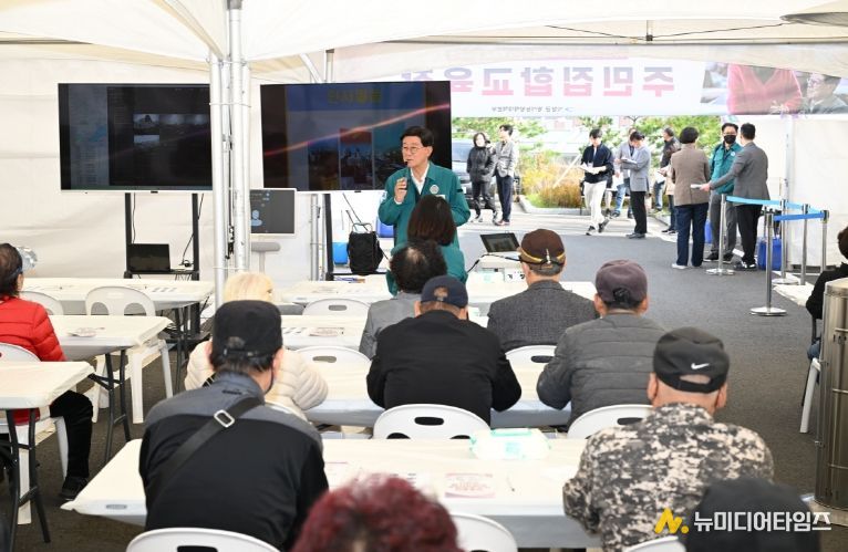 정종복 기장군수가 방사능방재 훈련에서 참여 주민들에게 훈련 내용을 설명하고 있다