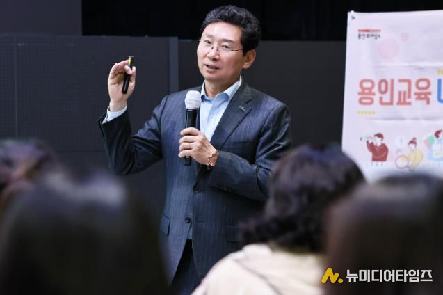 이상일 용인특례시장이 6일 용인미디어센터에서 처인구와 기흥구 지역 중학교 학부모들과 간담회를 갖고 교육환경 현안에 대해 의견을 교환했다.