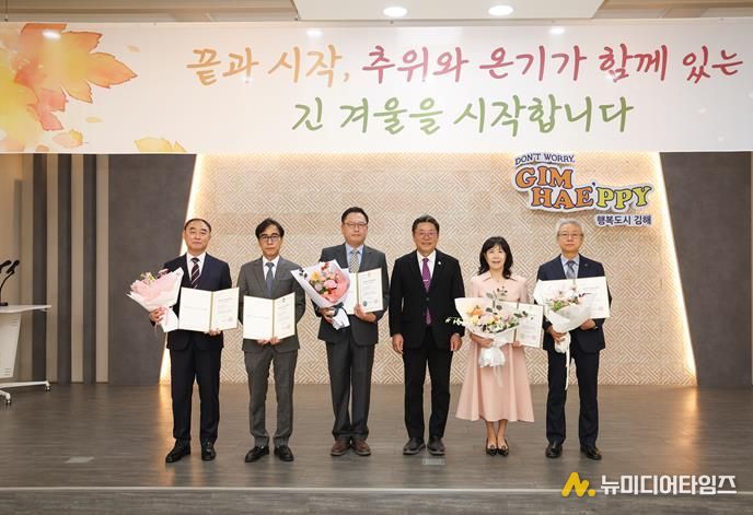 왼쪽부터 동은정공(주) 정석주 대표, 에이치엘비오션테크(주) 손우영 부사장, (주)유주케어 안명환 대표, 홍태용 김해시장, 제이엘팩 황재리 대표, 케이피항공산업(주) 이상연 상무