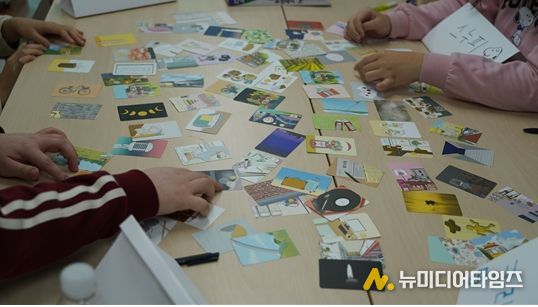 인천시청년미래센터 사회성 워크숍에 참여한 청년들이 마음 카드를 살피고 있다.