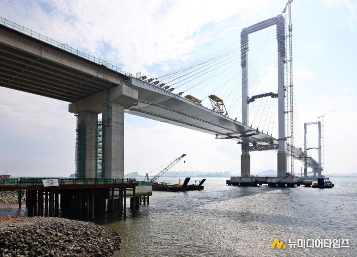 제3연륙교 시공 현장(제3연륙교는 세계 최고 높이인 184.2m 주탑 전망대와 수변데크길, 자전거도로, 야간경관 등을 갖춘 체험·관광형 교량으로 세워진다. 9월 12일 마지막 상판 설치 작업이 완료됐으며, 현재 공정률은 약 94% 이다.)