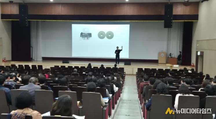 지난 7일 개막 강연 모습.