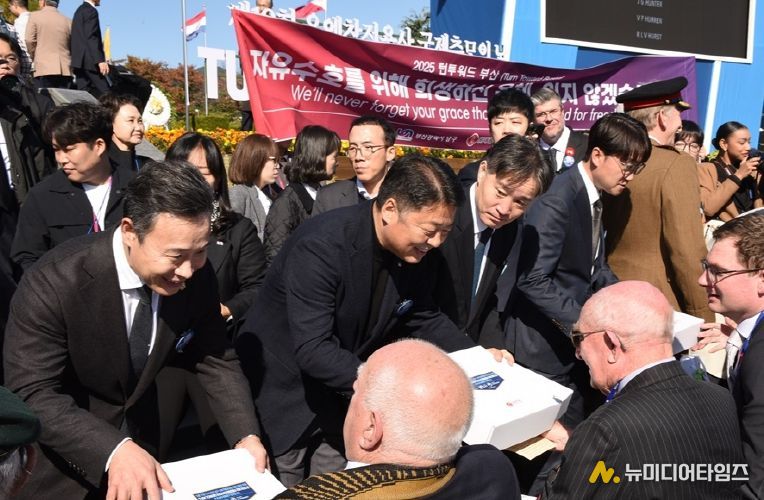 왼쪽부터 서성부 부산남구의회 의장, 오은택 부산남구청장, 이남일 부산지방보훈청장, 위세량 롯데웰푸드(주) 커뮤니케이션부문장