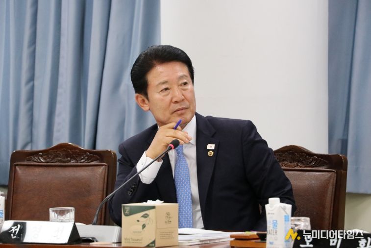 전라남도의회 제395회 제2차 정례회 기획행정위원회 소관 행정사무감사에서 전경선 의원이 집행부를 향해 질의를 하고 있다.