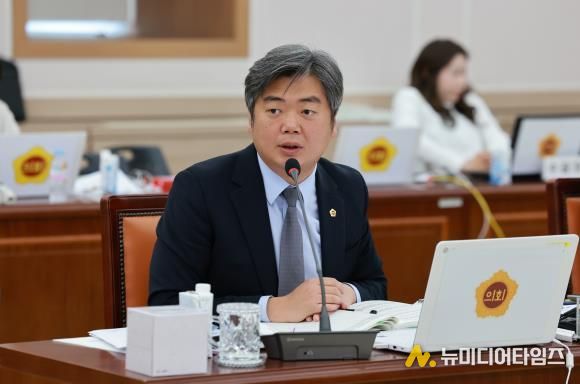 행정사무감사 중인 박원종 전남도의원