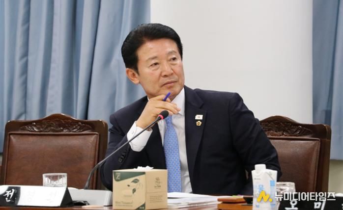 전라남도의회 제395회 제2차 정례회 기획행정위원회 소관 행정사무감사에서 전경선 의원이 집행부를 향해 질의를 하고 있다.