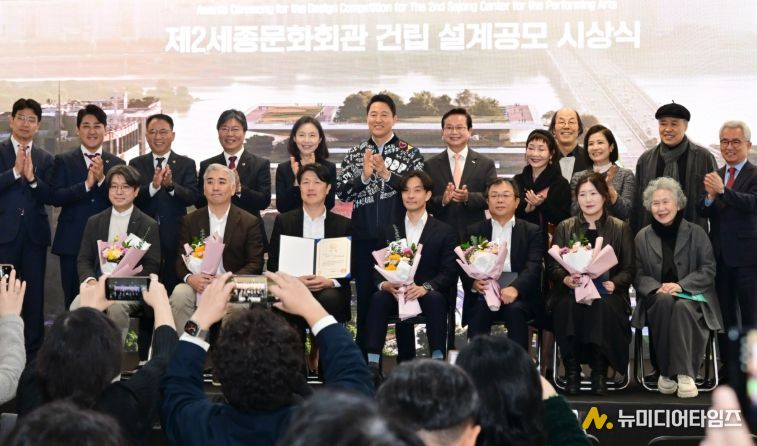 도문열 의원(뒷줄 왼쪽에서 네번째)이 '제2세종문화회관 국제설계공모' 수상자들과 기념촬영을 하고 있다.