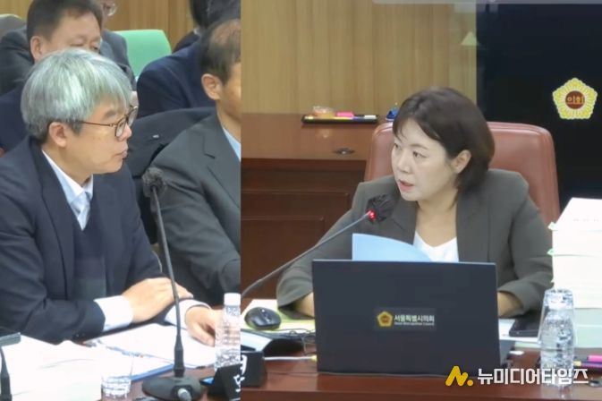 박성연 의원(국민의힘, 광진2, 오른쪽)이 제333회 정례회 도시안전건설위원회 행정사무감사에서 도시기반시설본부장에게 질의하고 있다.