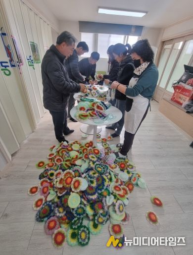 남동구, 북한이탈주민 재능 나눔 제작 손뜨개 수세미 전달