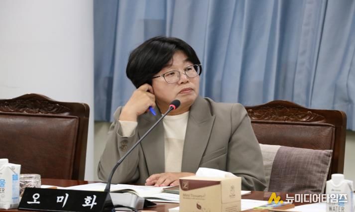 전라남도의회 제395회 제2차 정례회 기획행정위원회 소관 전남연구원 행정사무감사(11일)에서 오미화 의원이 집행부를 향해 질의하고 있다.