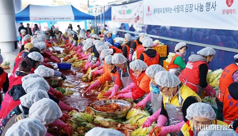 대구 동구청, (사)대구동구자원봉사센터는 13일 롯데아울렛 대구율하점에서 2025년 ‘겨울 김장 담그기 행사’를 개최했다.