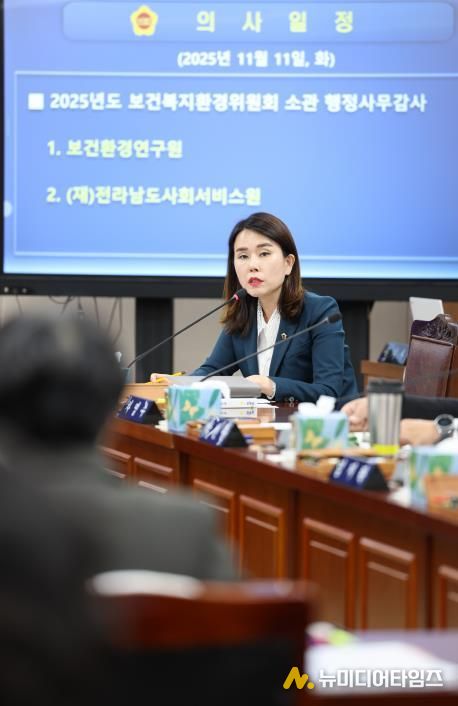 한숙경 의원(더불어민주당·순천7)이 지난 11일 전남보건환경연구원 행정사무감사에서 질의하고 있다.