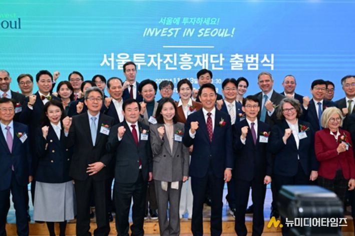 구미경 의원이(두번째줄, 오른쪽에서 다섯 번째 갈색 정장) 행사에 참석하여 기념사진을 촬영하고 있다.