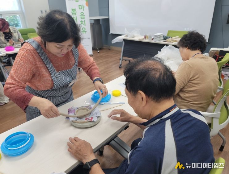 치매 고위험 어르신 대상 도자기 활용‘인지강화 교실’