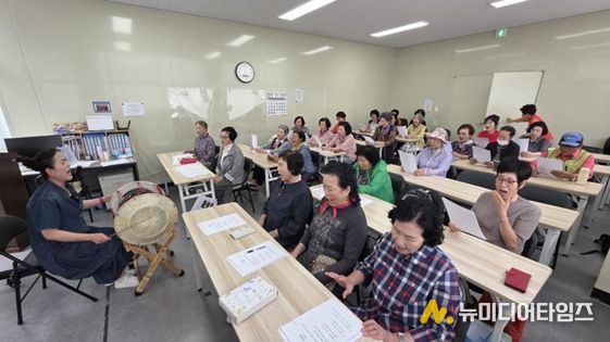 충주 문화도시센터 실버 대상 문화예술 교육 프로그램 국악과 창의적 나이듦