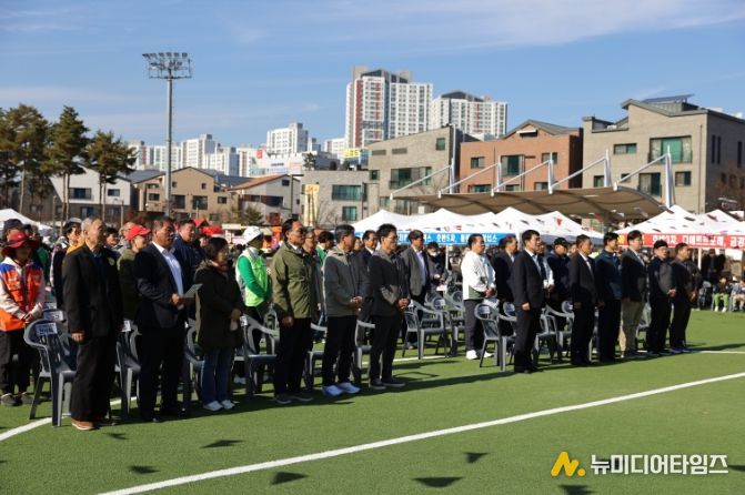 동탄9동 체육대회에 개회에 앞서 차성훈 동탄출장소장과 배정수 호성특례시 의회 의장 등 내빈과 참가자들이 국민의례를 하고 있다