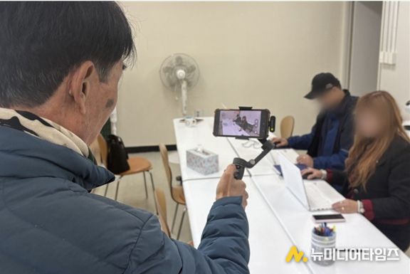 인천장애인종합복지관과 남동정신재활시설 그루터기가 협업하는 취업 준비 프로그램 ‘나의 꿈 찾기’ 참여 당사자들이 영상을 촬영하고 있다.