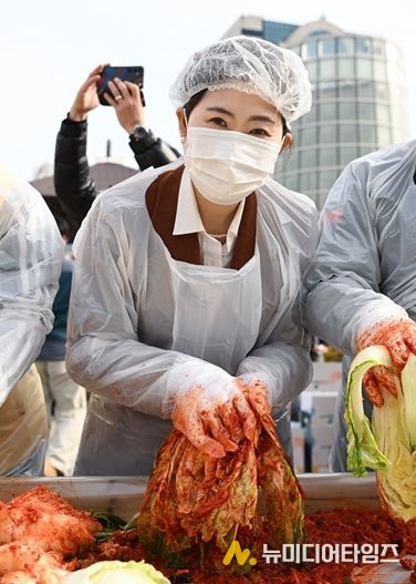 구미경의원 김장행사에 직접 참여하고 있다