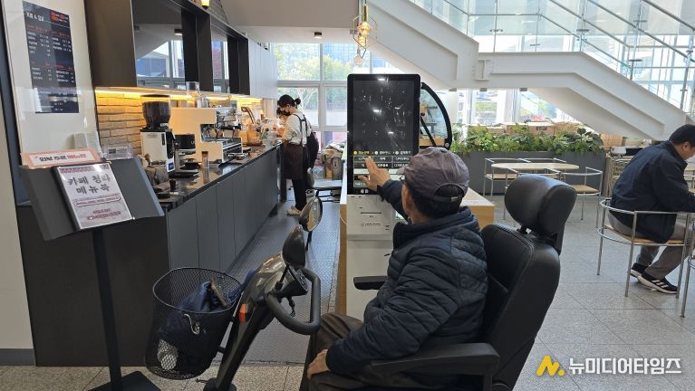 대구 중구, 배리어프리 키오스크·경사로 설치로 장애친화 도시 조성 박차(중구 청라국민체육센터 내 카페 청라 모습)