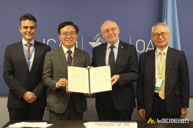 진교훈 강서구청장(왼쪽에서 두 번째)이 6월 26일 ICAO 본부 의장 회의실에서 살바토레 샤키타노(오른쪽에서 두 번째) 의장에게 서한문을 전달하고 있다.