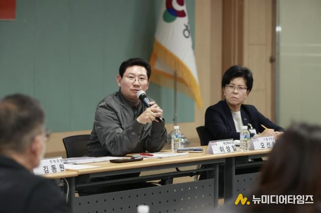 이상일 용인특례시장이 19일 기흥구청 다목적홀에서 ‘입주대표의회의 소통콘서트’를 열고 시민과 현안에 대해 이야기를 나누고 있다.