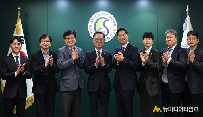 서울AI재단-성균관대학교 업무협약식 체결 (가운데 왼쪽 유지범 성균관대학교 총장, 오른쪽 김만기 서울AI재단 이사장)