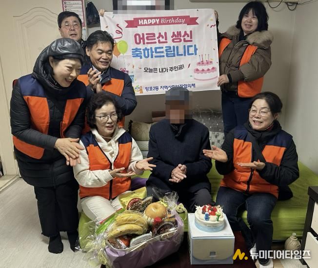 수원시 영통구 망포2동 지역사회보장협의체, 따뜻한 마음을 나누는 홀몸 어르신 생신 축하