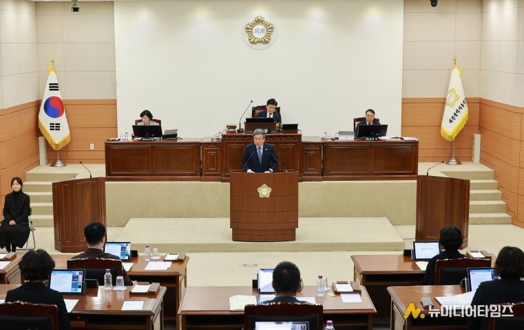 정용래 유성구청장이 20일 유성구의회 본회의에서 2026년도 예산안 제출에 즈음한 시정연설을 하고 있다.